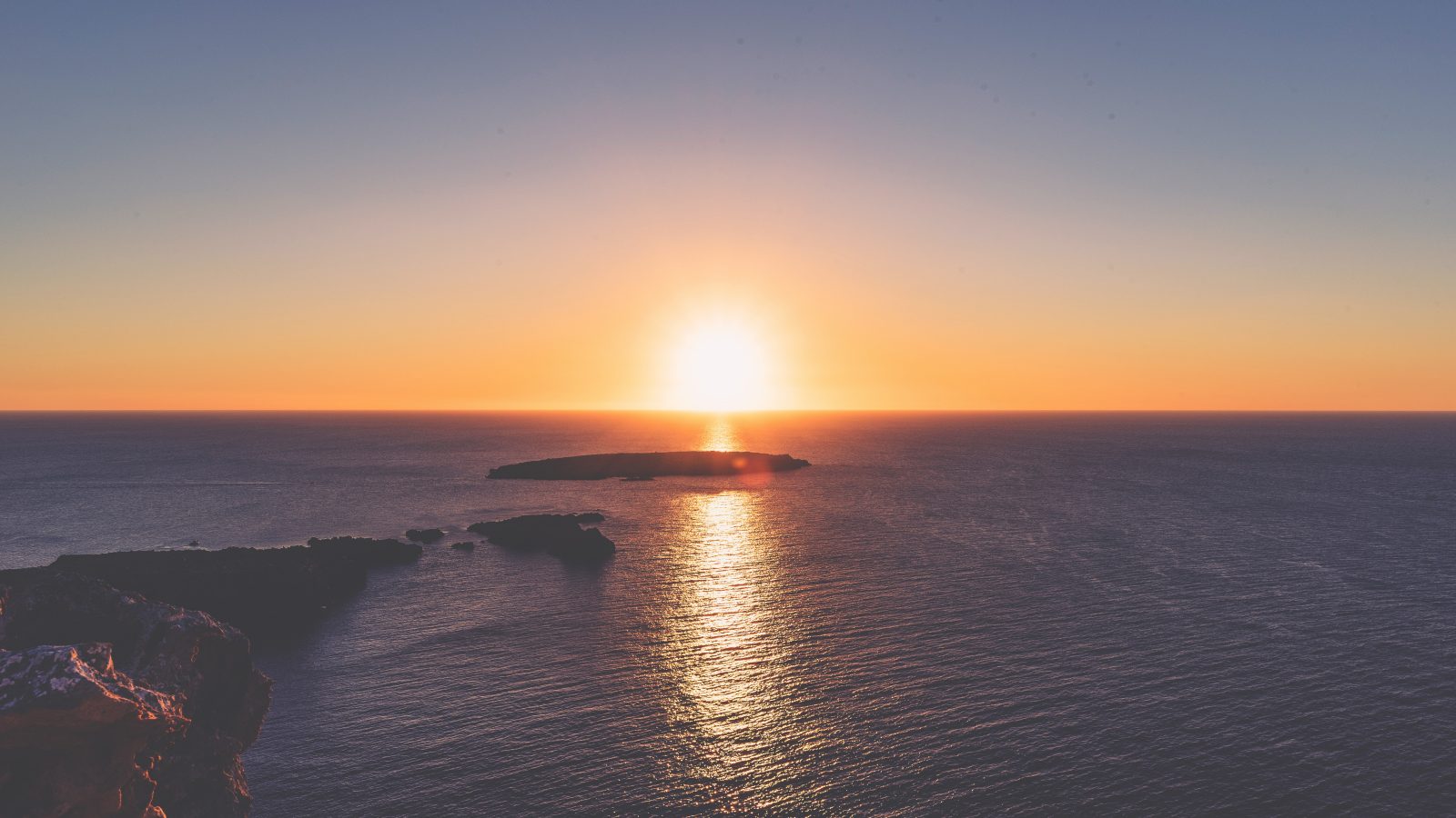 Blick auf kleine Inseln vor der Küste von Menorca im Sonnenuntergang. Quelle: jez-timms-